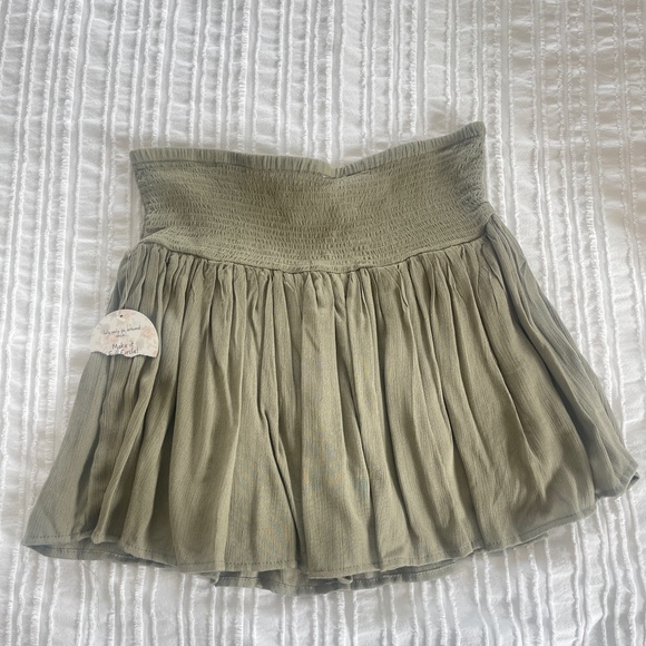 NEW, Olive Green, Mini Ruffle Skort/Skirt, Stretch Waist, Size XL - Picture 2 of 4
